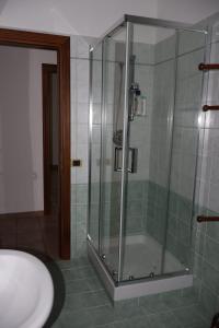 La salle de bains est pourvue d'une douche avec une porte en verre. dans l'établissement B&b Mamì, à Potenza