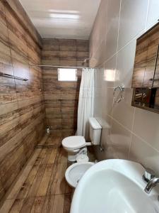 a bathroom with two toilets and a sink at Depto Diario en alquiler. Hasta 5 personas in Apóstoles