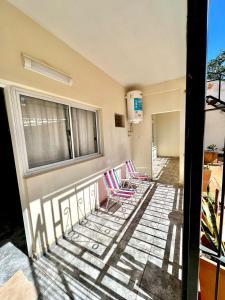 a balcony with two chairs and a window at Depto Diario en alquiler. Hasta 5 personas in Apóstoles