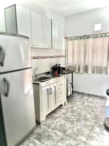 a kitchen with a refrigerator and a sink at Depto Diario en alquiler. Hasta 5 personas in Apóstoles