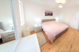 a bedroom with a bed and a mirror at Newly refurbished flat, 1 min from Galgorm resort in Cullybackey