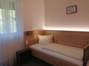 Postel nebo postele na pokoji v ubytování Hotel am Regenbogen