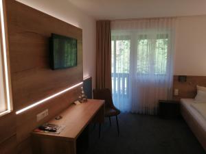 TV a/nebo společenská místnost v ubytování Hotel am Regenbogen