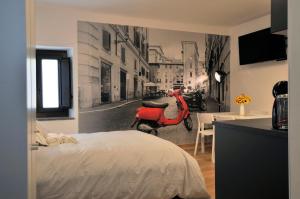 una camera da letto con uno scooter rosso su una strada cittadina di Special 10 - Comfort and Style in the Heart of Historic Turin Center a Torino