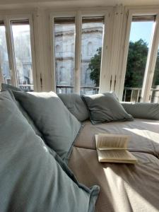 un soggiorno con divano e un libro sopra di Le plage de Notre-Dame - Appartement au coeur de la vieille ville a Boulogne-sur-Mer