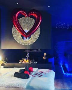 een slaapkamer met een hart boven een bed bij Homesuiteandspa in Flers-en-Escribeus