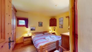 シルヴァプラーナにあるChampagna 5の黄色い壁のベッドルーム1室(ベッド1台付)