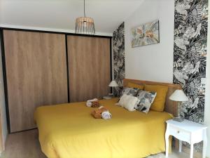 Un pat sau paturi într-o cameră la Les Iris