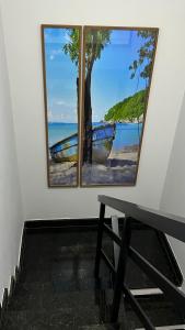 uma fotografia de uma janela com um barco num quarto em Casa Pero Oficial em Cabo Frio
