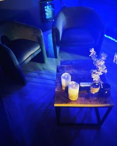 sala de estar con mesa con velas y sofá en Homesuiteandspa, en Flers-en-Escribeus