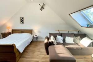 a bedroom with a bed and a couch at Les Anatidés, Quend in Quend