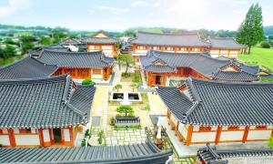 una vista aérea de un edificio asiático con techos en Hwangnamguan Hanok Village en Gyeongju