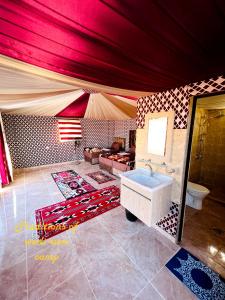 een grote kamer met een tent met een wastafel en een toilet bij Traditions of Wadi Rum camp & jeep tour in Wadi Rum