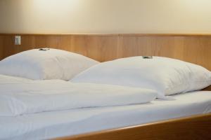 Postel nebo postele na pokoji v ubytování Hotel am Regenbogen