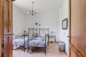 1 dormitorio con 1 cama, mesa y sillas en Algioja Apartment with Pool & Parking, en Passignano sul Trasimeno