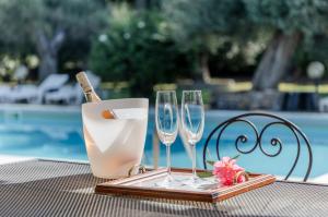 una mesa con dos copas y una botella de vino en Algioja Apartment with Pool & Parking, en Passignano sul Trasimeno