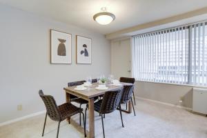 uma sala de jantar com mesa e cadeiras em Style & Comfort from Luxurious condo at Crystal City em Arlington