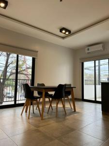 a dining room with a wooden table and chairs at MODERNO DEPARTAMENTO PARA 3-4 PERSONAS, MUY BIEN UBICADO in Santiago del Estero