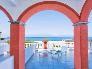 Vom Balkon einer Villa genießen Sie Meerblick. in der Unterkunft Hotel La Scogliera in Ischia