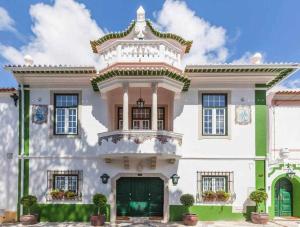 um grande edifício branco com uma varanda em Villa Estefânia em Sintra em Sintra