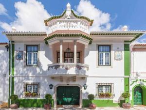 un gran edificio blanco con balcón. en Villa Estefânia em Sintra, en Sintra