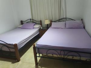 2 Betten nebeneinander in einem Zimmer in der Unterkunft Your Perfect Getaway with a Breathtaking Beach View in Ain Suchna