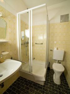 A bathroom at Dorfpension Mariahilfberg