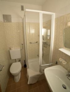 A bathroom at Dorfpension Mariahilfberg Még 37 kép