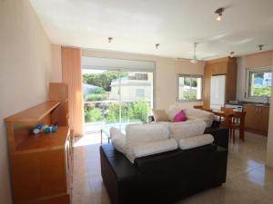 Posezení v ubytování Moderno apartamento con piscina, jardín, cerca de la playa, ciudad y rutas de senderismo - ES-228-74