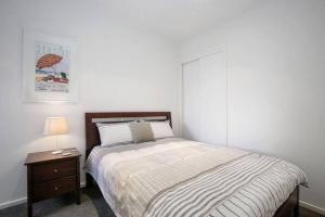เตียงในห้องที่ Bay Vue - Absolute Oceanviews