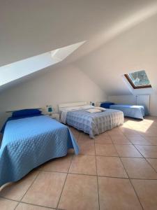 2 camas en una habitación con ático en Residenza Verdi Milano Marittima, en Milano Marittima