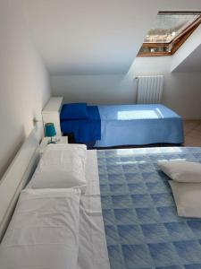1 dormitorio con 2 camas en una habitación en Residenza Verdi Milano Marittima en Milano Marittima