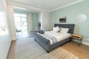 um quarto com uma cama grande e uma janela grande em Stylish Apartment With Park View em Port Elizabeth