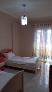 - une chambre avec un lit et une fenêtre lumineuse dans l'établissement SALO Guesthouse, à Gjirokastër