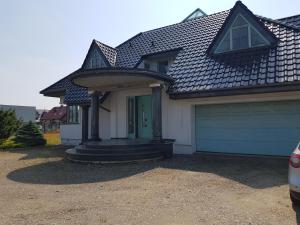 dom z garażem i dachem w obiekcie Tulipan w mieście Krapkowice