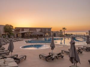 Bazén v ubytování Nana Golden Beach All Inclusive Resort & Spa nebo v jeho okolí