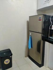 uma cozinha com um frigorífico e uma toalha azul em Miestee's Sweet Home em Lapu Lapu City