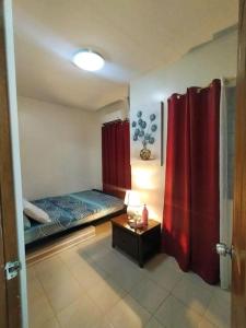 Cette petite chambre comprend un lit et une table. dans l'établissement Miestee's Sweet Home, à Lapu Lapu City