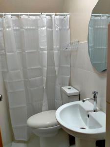 Baño blanco con aseo y lavamanos en Miestee's Sweet Home, en Lapu Lapu City