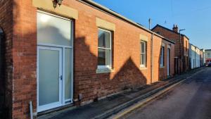 Foto sihtkohas Cheltenham asuva majutusasutuse HUGE WOW FACTOR CENTRAL CHELTENHAM ABODE WITH POOL-TABLE AND PARKING galeriist