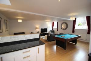Foto sihtkohas Cheltenham asuva majutusasutuse HUGE WOW FACTOR CENTRAL CHELTENHAM ABODE WITH POOL-TABLE AND PARKING galeriist