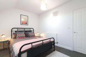Foto sihtkohas Cheltenham asuva majutusasutuse HUGE WOW FACTOR CENTRAL CHELTENHAM ABODE WITH POOL-TABLE AND PARKING galeriist