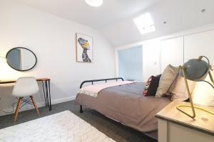 Foto sihtkohas Cheltenham asuva majutusasutuse HUGE WOW FACTOR CENTRAL CHELTENHAM ABODE WITH POOL-TABLE AND PARKING galeriist +19 fotot