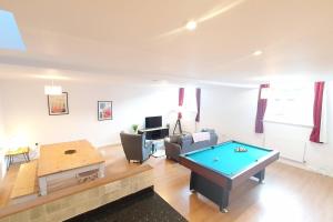 Foto sihtkohas Cheltenham asuva majutusasutuse HUGE WOW FACTOR CENTRAL CHELTENHAM ABODE WITH POOL-TABLE AND PARKING galeriist