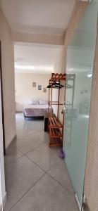 Schlafzimmer mit einem Bett und einer Glastür in der Unterkunft Casa de 2 andares a 150m da praia! - Prainha de Mambucaba, Paraty - RJ in Paraty
