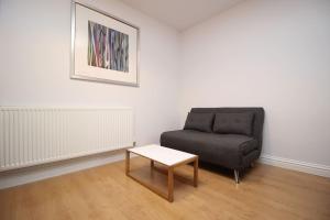 Foto sihtkohas Cheltenham asuva majutusasutuse HUGE WOW FACTOR CENTRAL CHELTENHAM ABODE WITH POOL-TABLE AND PARKING galeriist