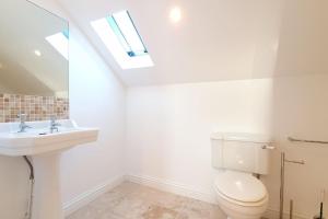 Foto sihtkohas Cheltenham asuva majutusasutuse HUGE WOW FACTOR CENTRAL CHELTENHAM ABODE WITH POOL-TABLE AND PARKING galeriist