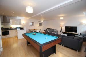 Foto sihtkohas Cheltenham asuva majutusasutuse HUGE WOW FACTOR CENTRAL CHELTENHAM ABODE WITH POOL-TABLE AND PARKING galeriist