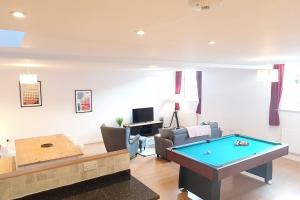 Foto sihtkohas Cheltenham asuva majutusasutuse HUGE WOW FACTOR CENTRAL CHELTENHAM ABODE WITH POOL-TABLE AND PARKING galeriist