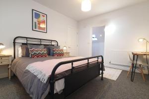 Foto sihtkohas Cheltenham asuva majutusasutuse HUGE WOW FACTOR CENTRAL CHELTENHAM ABODE WITH POOL-TABLE AND PARKING galeriist